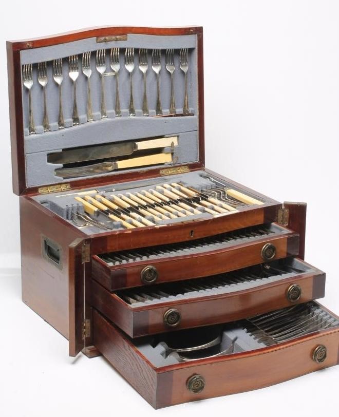 AN EPNS PART TABLE SERVICE in Old English pattern Image