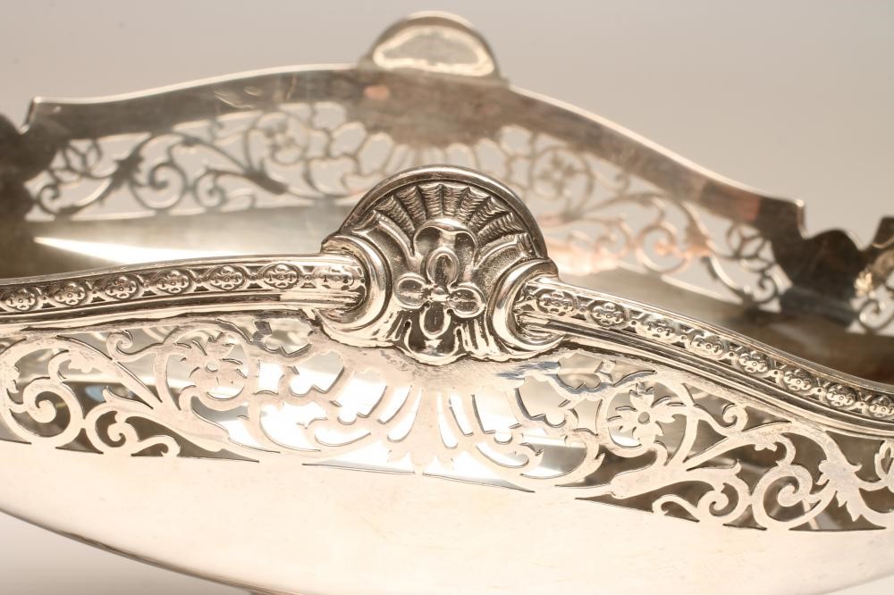 A SILVER TABLE CENTREPIECE Image