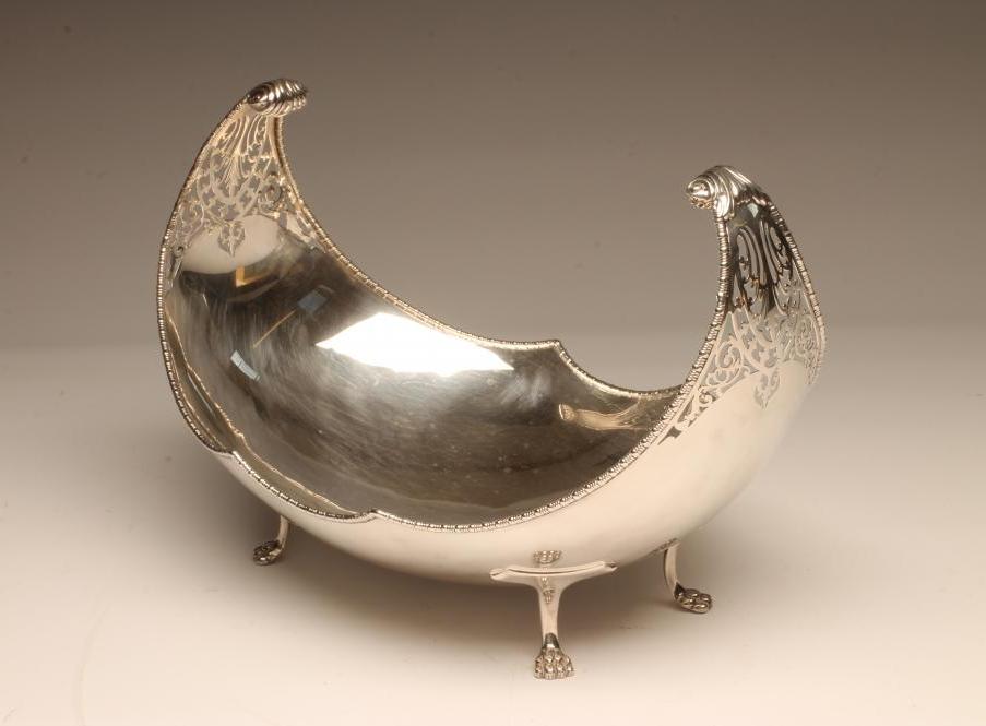 A SILVER FRUIT DISH Image