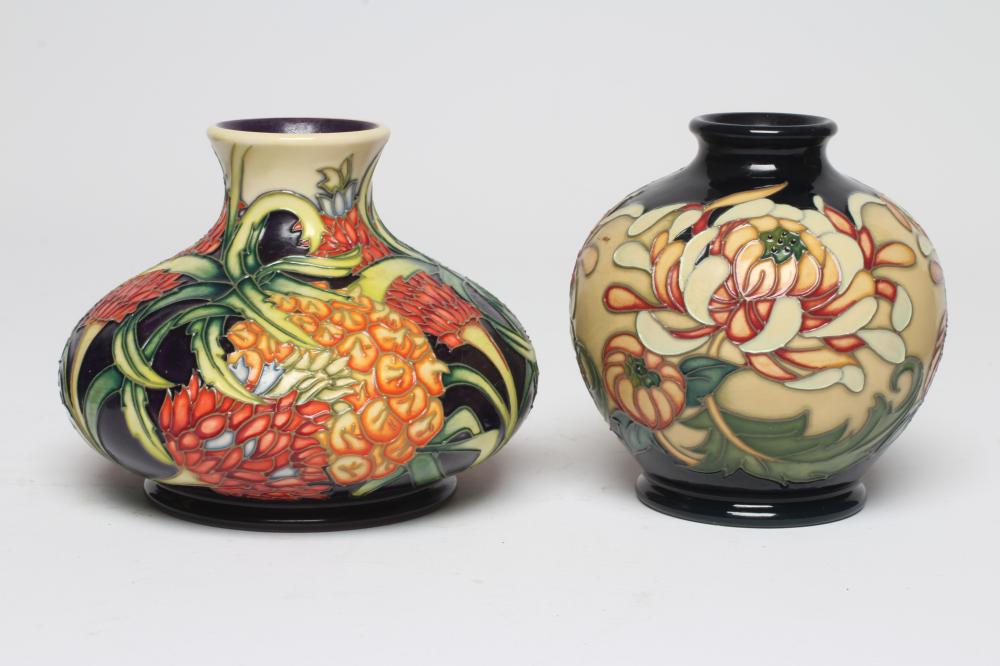 A MOORCROFT POTTERY SMALL VASE Image