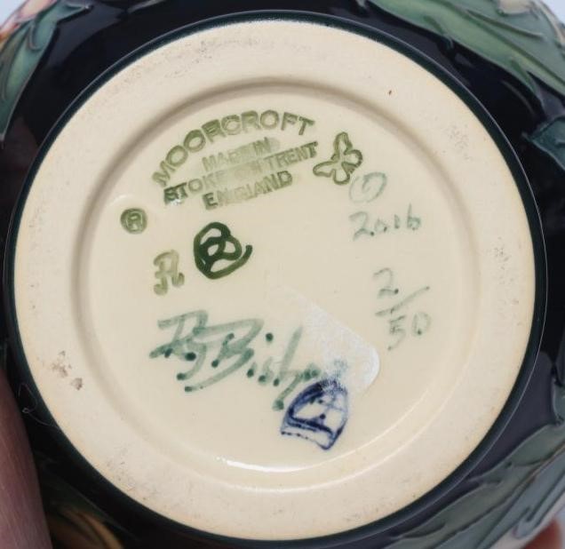 A MOORCROFT POTTERY SMALL VASE Image