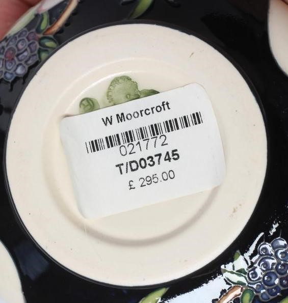 A MOORCROFT POTTERY VASE Image