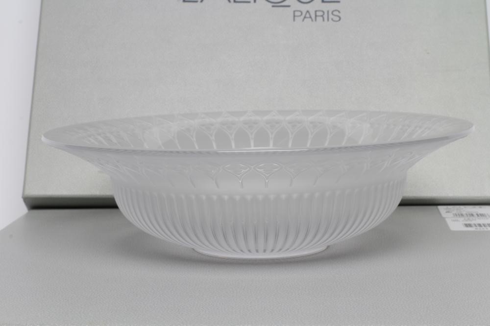 A LALIQUE JAFFA FRUIT PATTERN BOWL, etched signature to the base Lalique France M284, 10" diameter Image
