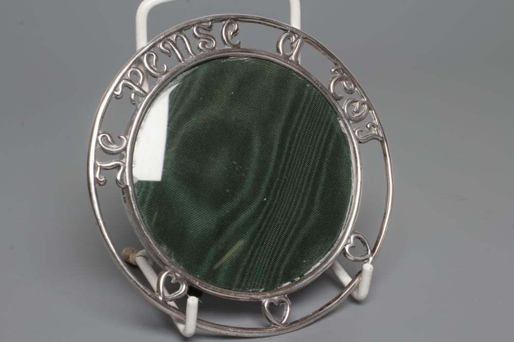 A NOVELTY CIRCULAR STRUT BACK SILVER PHOTOGRAPH FRAME Image