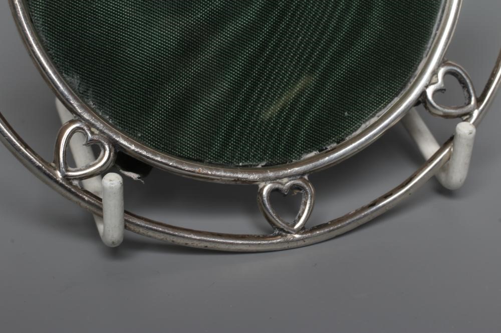 A NOVELTY CIRCULAR STRUT BACK SILVER PHOTOGRAPH FRAME Image