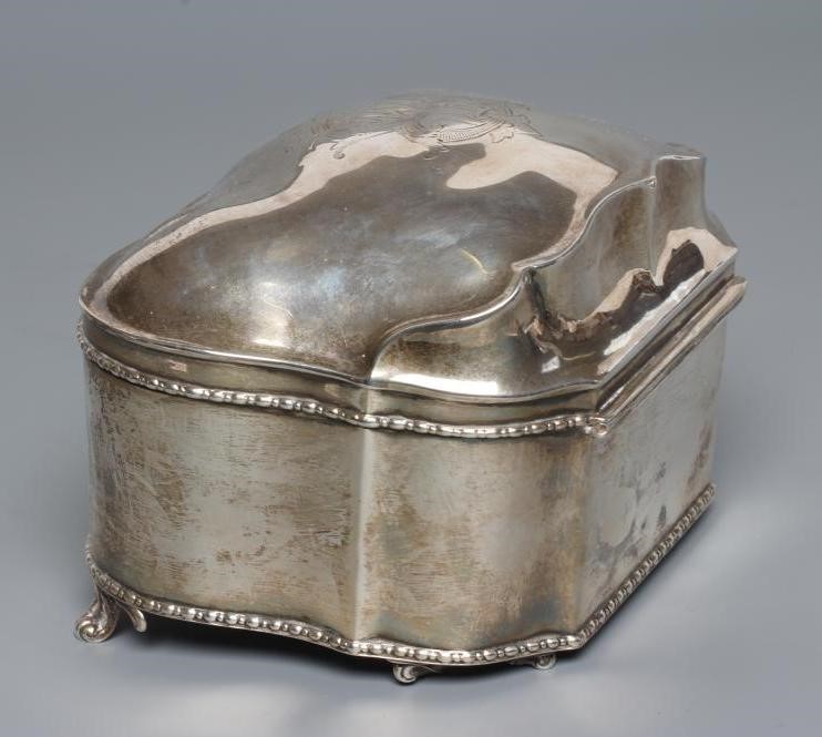 AN EDWARDIAN SILVER DRESSING TABLE BOX Image
