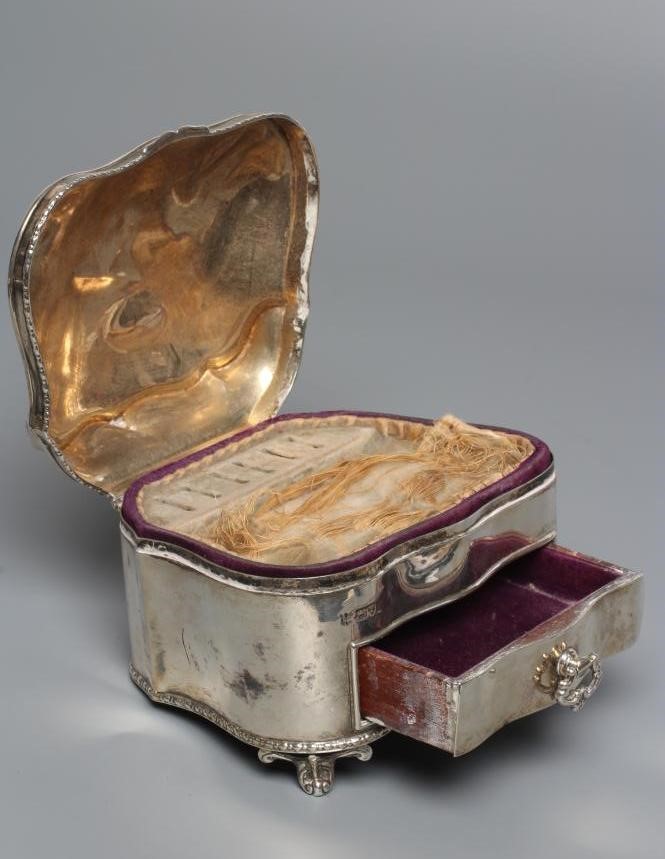 AN EDWARDIAN SILVER DRESSING TABLE BOX Image