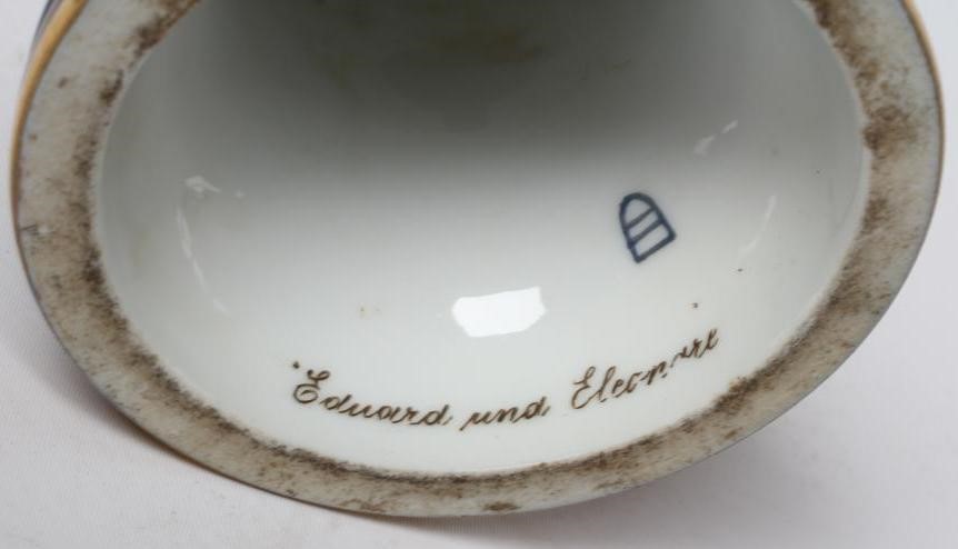 A VIENNA PORCELAIN TWO HANDLED VASE AND COVER Image