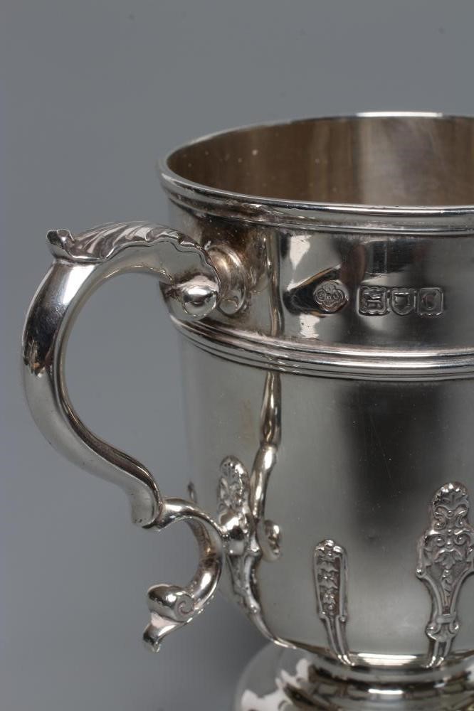 A LATE VICTORIAN SILVER CUP Image