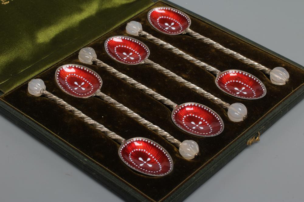 A SET OF SIX LATE VICTORIAN RUSSIAN STYLE SILVER TEASPOONS Image