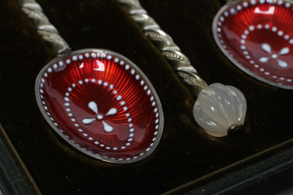 A SET OF SIX LATE VICTORIAN RUSSIAN STYLE SILVER TEASPOONS Image