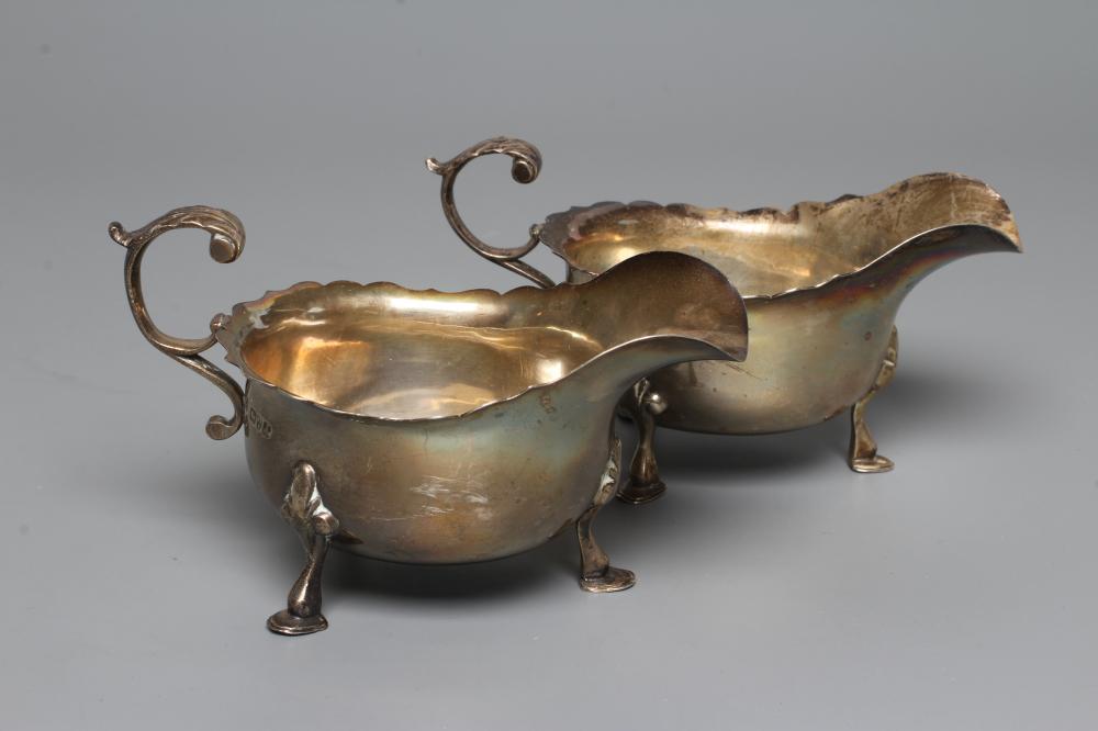 A PAIR OF EDWARDIAN SILVER SAUCEBOATS Image
