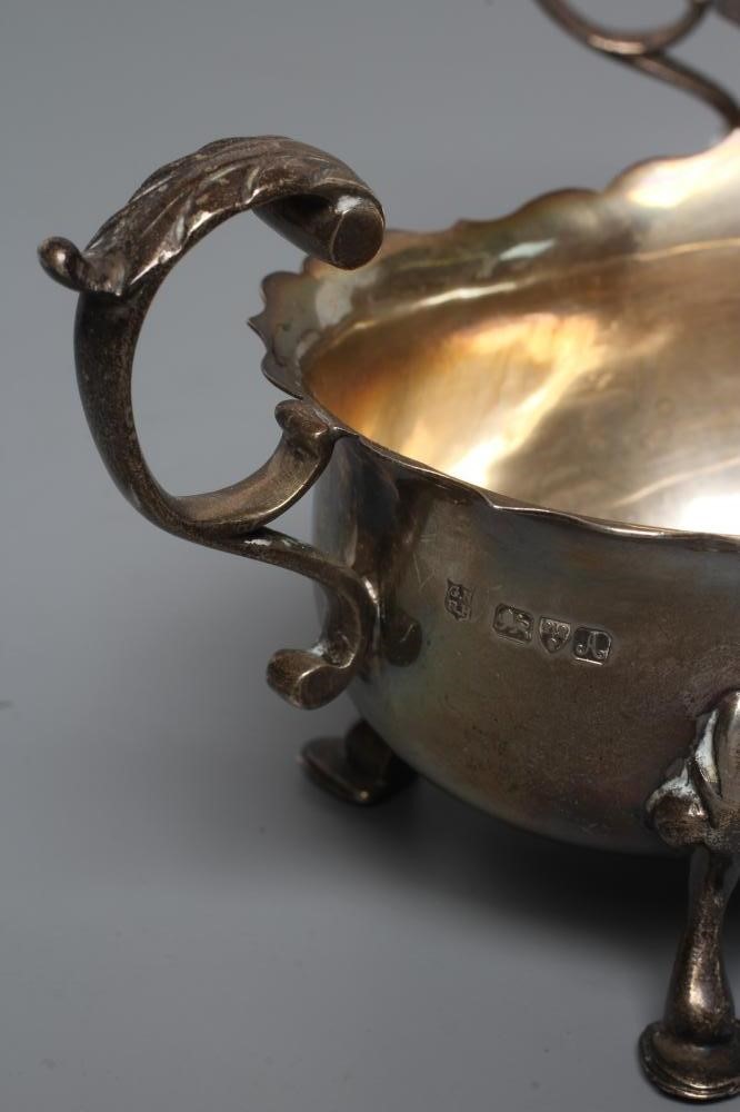 A PAIR OF EDWARDIAN SILVER SAUCEBOATS Image