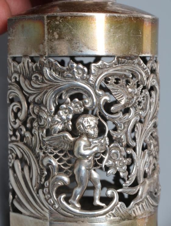 AN EDWARDIAN SILVER DRESSING TABLE BOX Image