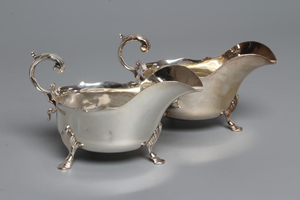 A PAIR OF EDWARDIAN SILVER SAUCEBOATS Image
