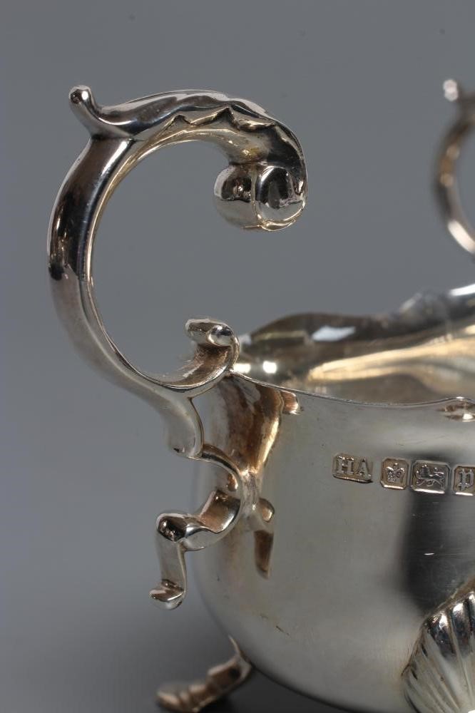 A PAIR OF EDWARDIAN SILVER SAUCEBOATS Image