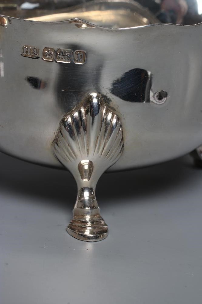 A PAIR OF EDWARDIAN SILVER SAUCEBOATS Image