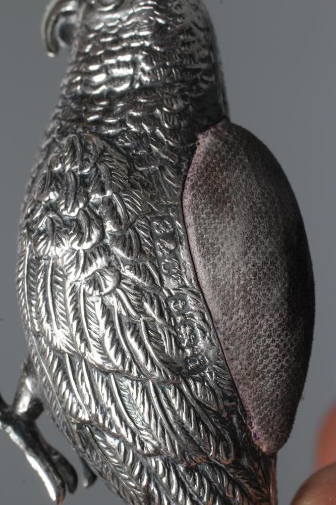 AN EDWARDIAN SILVER NOVELTY PARROT PIN CUSHION, maker Sydney & Co., Birmingham 1908, with original Image