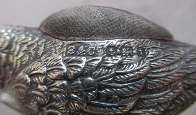 AN EDWARDIAN SILVER NOVELTY PARROT PIN CUSHION, maker Sydney & Co., Birmingham 1908, with original Image
