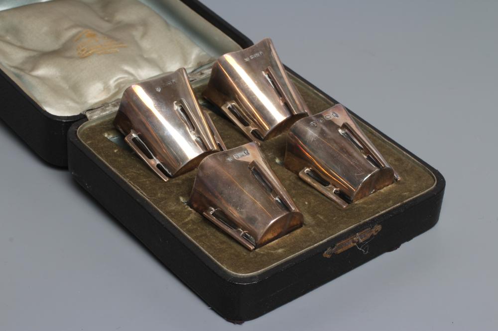 A SET OF FOUR EDWARDIAN SILVER WHISKY TOTS Image