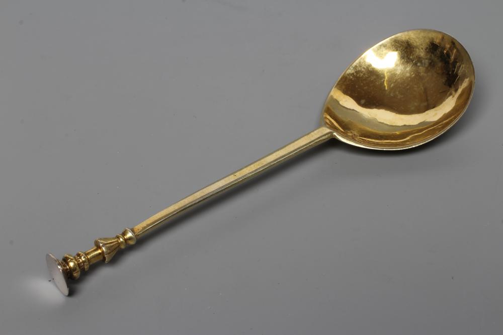 A JAMES I PROVINCIAL SILVER SEAL TOP SPOON Image