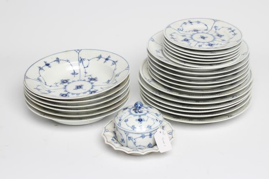 A ROYAL COPENHAGEN PORCELAIN DINNER SERVICE FOR SIX PLACE SETTINGS Image