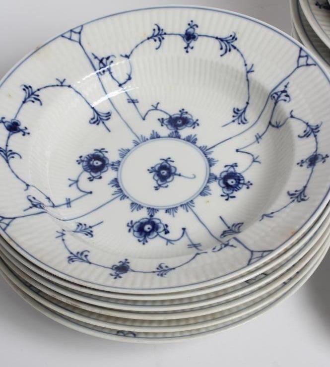 A ROYAL COPENHAGEN PORCELAIN DINNER SERVICE FOR SIX PLACE SETTINGS Image