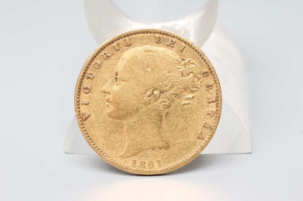A VICTORIA YH SHIELD BACK SOVEREIGN, 1861, 7.8g (Est. plus 20% premium) Image