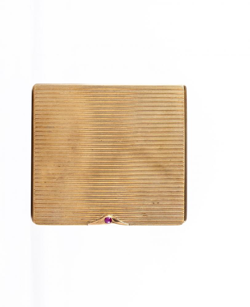 A 9CT GOLD CIGARETTE CASE of plain oblong form with ribbed exterior Image