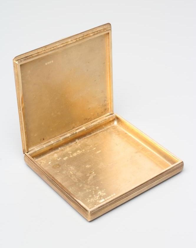 A 9CT GOLD CIGARETTE CASE of plain oblong form with ribbed exterior Image
