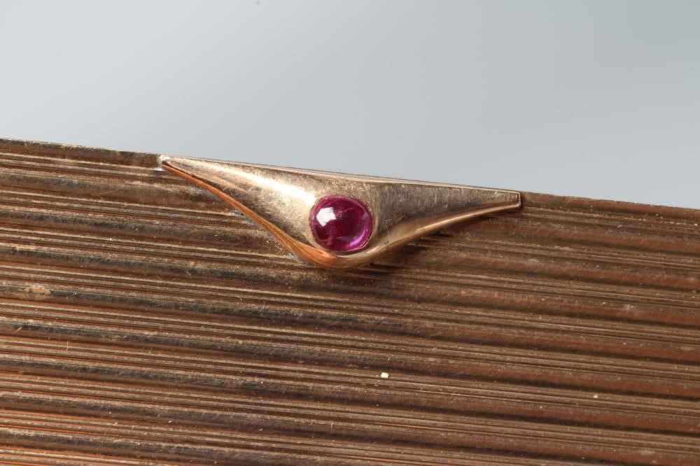 A 9CT GOLD CIGARETTE CASE of plain oblong form with ribbed exterior Image