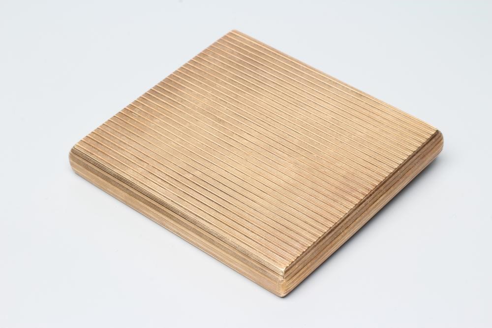 A 9CT GOLD CIGARETTE CASE of plain oblong form with ribbed exterior Image