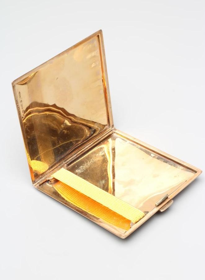A 9CT GOLD SQUARE CIGARETTE CASE with engine turning enclosing an oblong panel engraved P Image