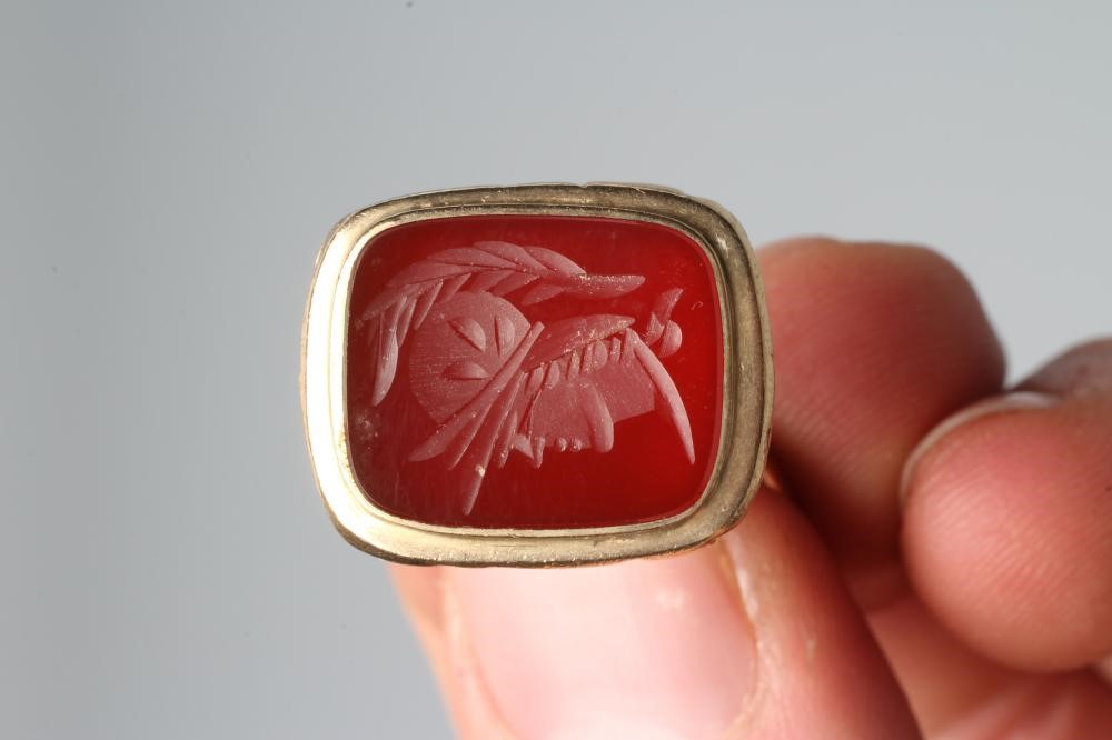 A 9CT GOLD FOB SEAL, the oblong cornelian seal incuse carved with a Centurian's head, in a typical Image