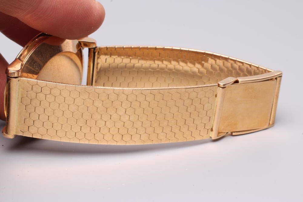 A GENTLEMAN'S 18CT GOLD OMEGA AUTOMATIC WRISTWATCH Image