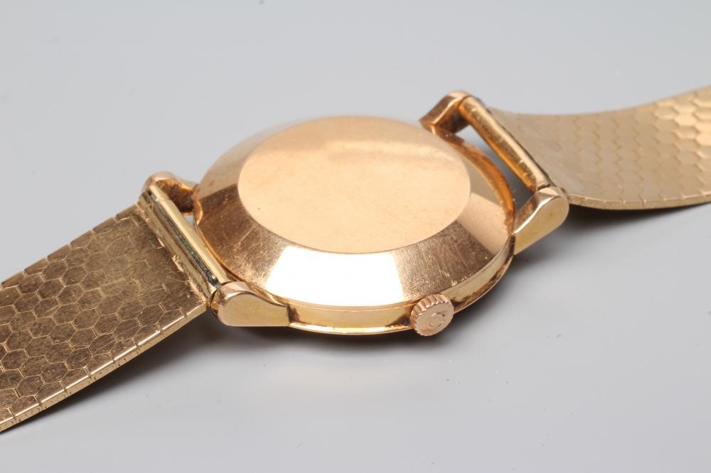 A GENTLEMAN'S 18CT GOLD OMEGA AUTOMATIC WRISTWATCH Image
