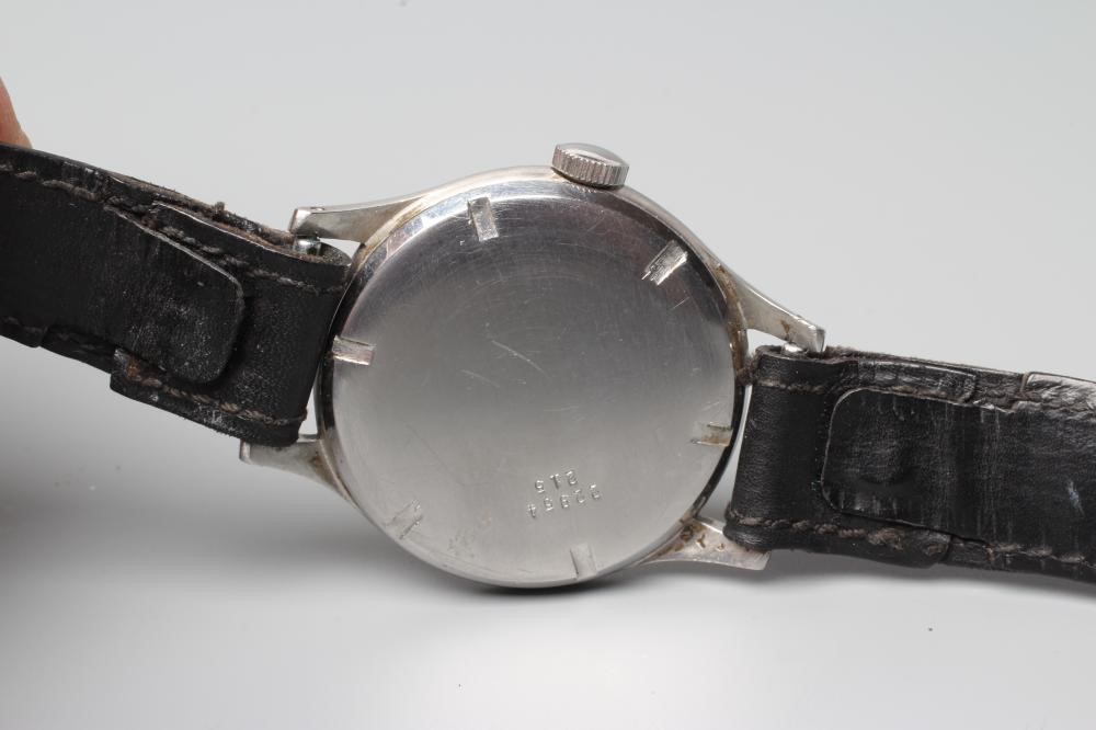 A GENTLEMAN'S LONGINES WRISTWATCH Image