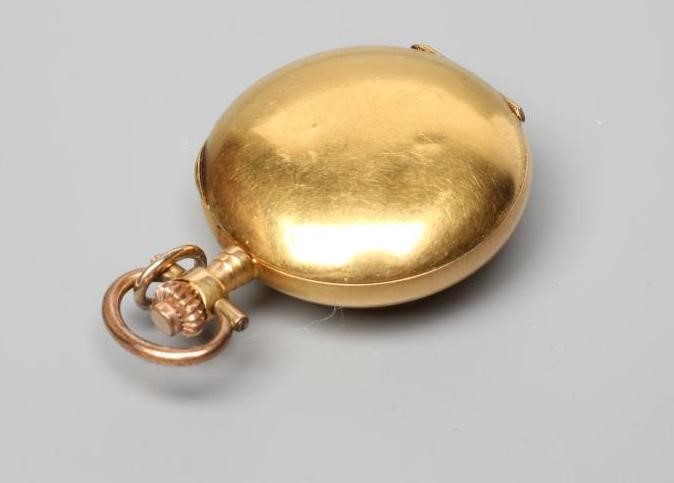 A LADY'S TOP WIND HUNTER FOB WATCH Image