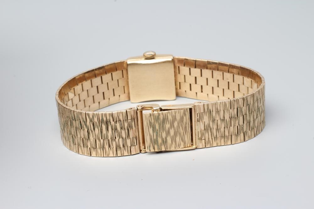 A LADY'S 9CT GOLD REALM WRISTWATCH Image