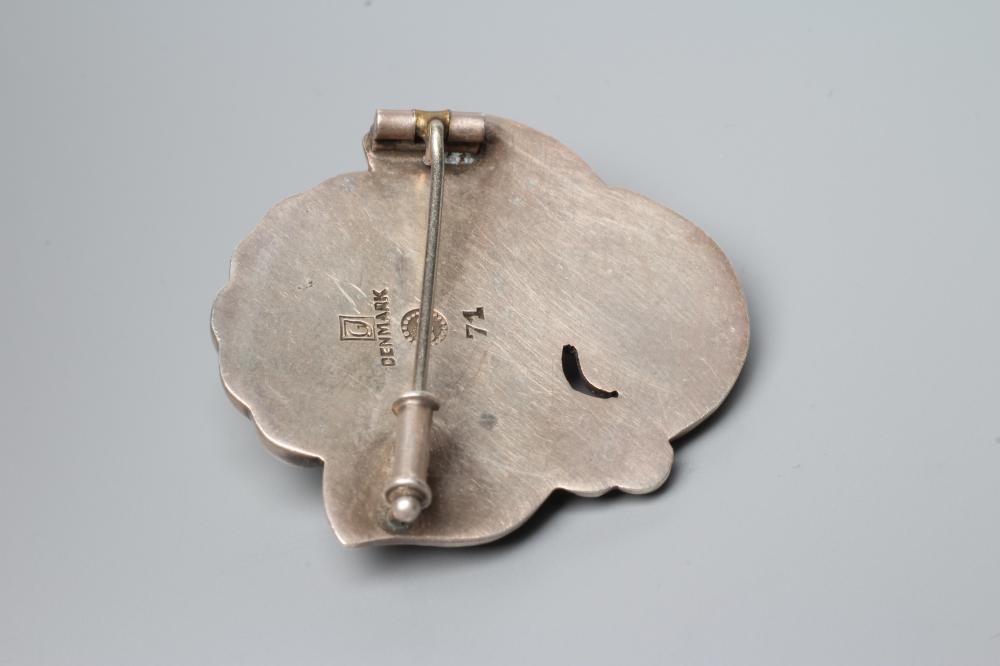 A GEORG JENSEN SILVER BROOCH similar to the previous lot inset with a circular polished green Image
