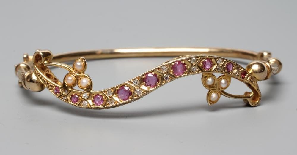 AN EDWARDIAN STYLE STIFF HINGED BANGLE Image