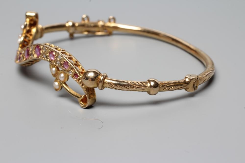 AN EDWARDIAN STYLE STIFF HINGED BANGLE Image