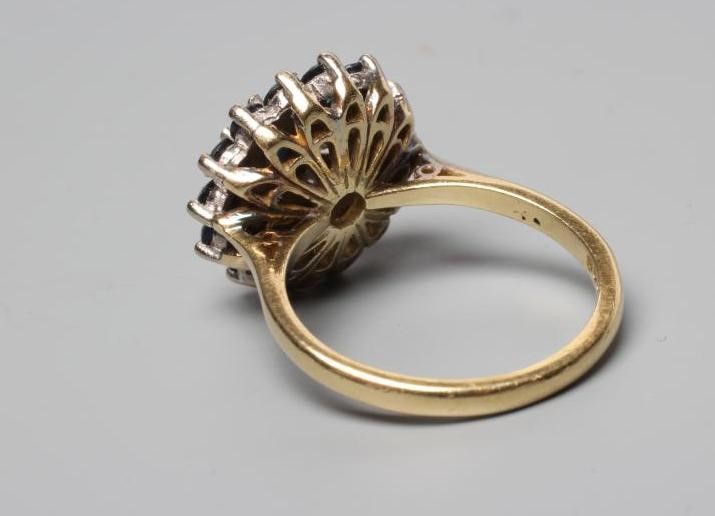 A SAPPHIRE AND DIAMOND CLUSTER RING Image