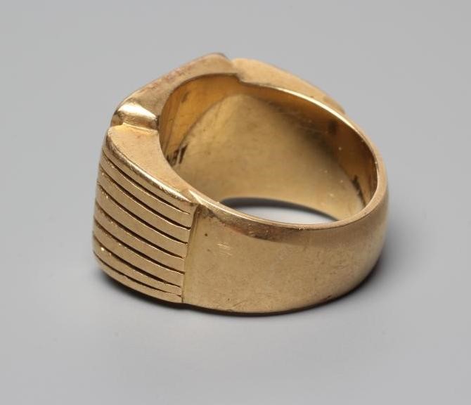 A GENTLEMAN'S DIAMOND SIGNET RING Image