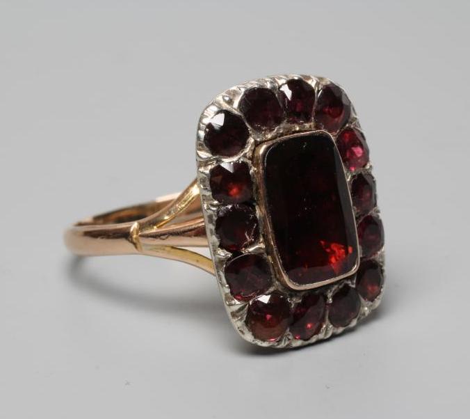 AN EARLY VICTORIAN GARNET CLUSTER RING Image