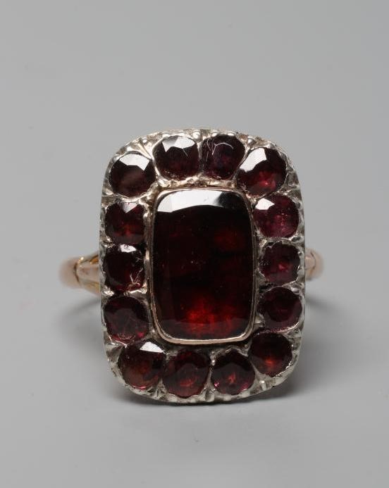 AN EARLY VICTORIAN GARNET CLUSTER RING Image