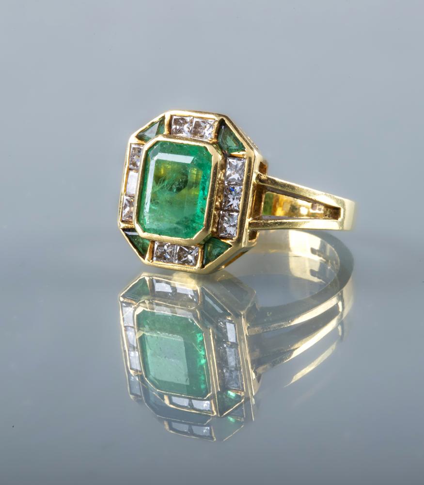 AN ART DECO STYLE EMERALD AND DIAMOND PLAQUE RING Image