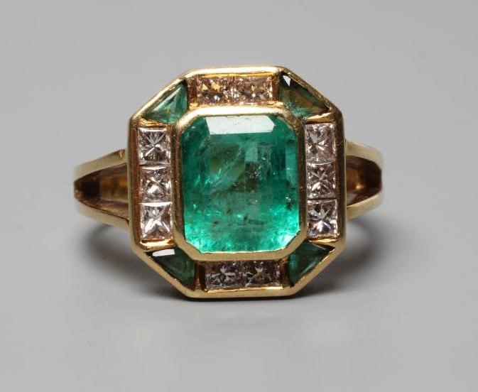 AN ART DECO STYLE EMERALD AND DIAMOND PLAQUE RING Image
