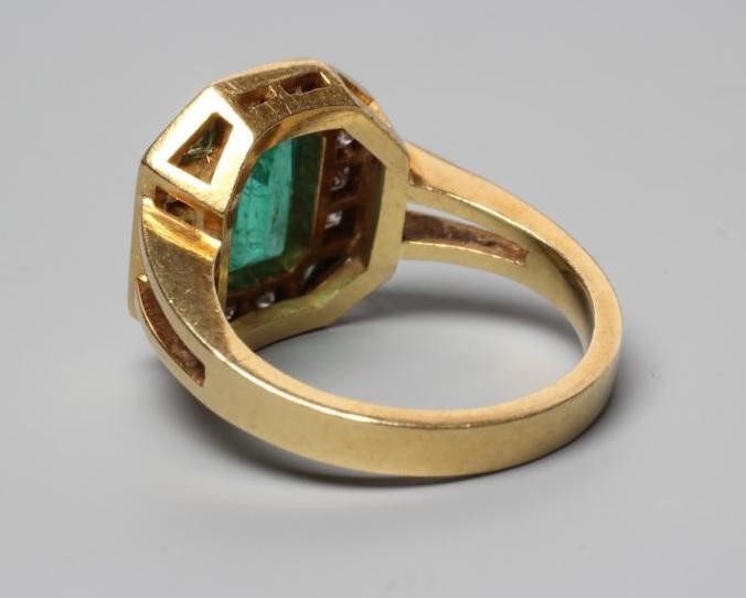 AN ART DECO STYLE EMERALD AND DIAMOND PLAQUE RING Image