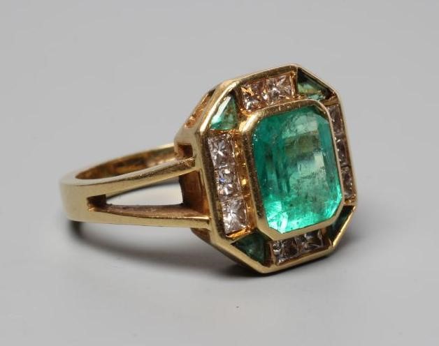 AN ART DECO STYLE EMERALD AND DIAMOND PLAQUE RING Image